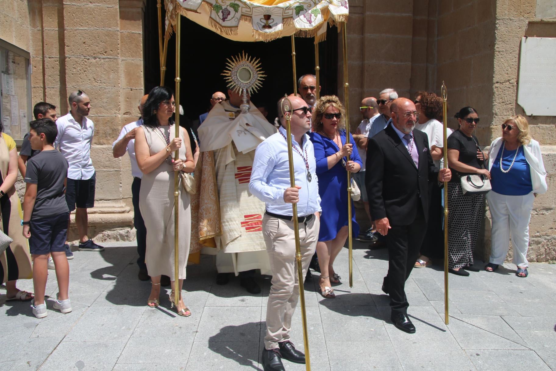 Villares honra sus tradiciones con el día del Santísimo