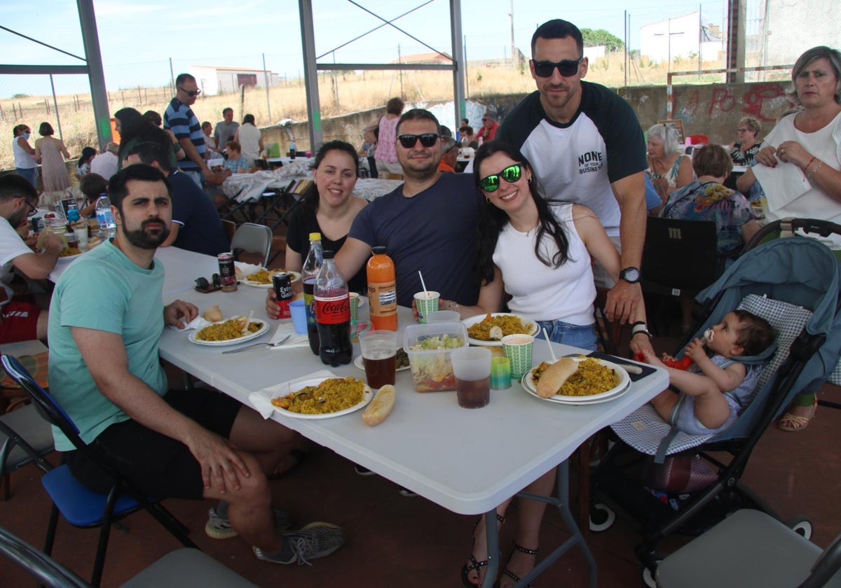 Monterrubio de la Sierra, unido en torno a la paella festiva