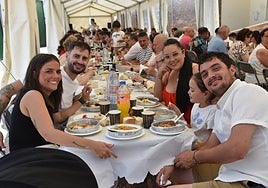 Un grupo de familiares y amigos disfrutando de la comida en Calzada.