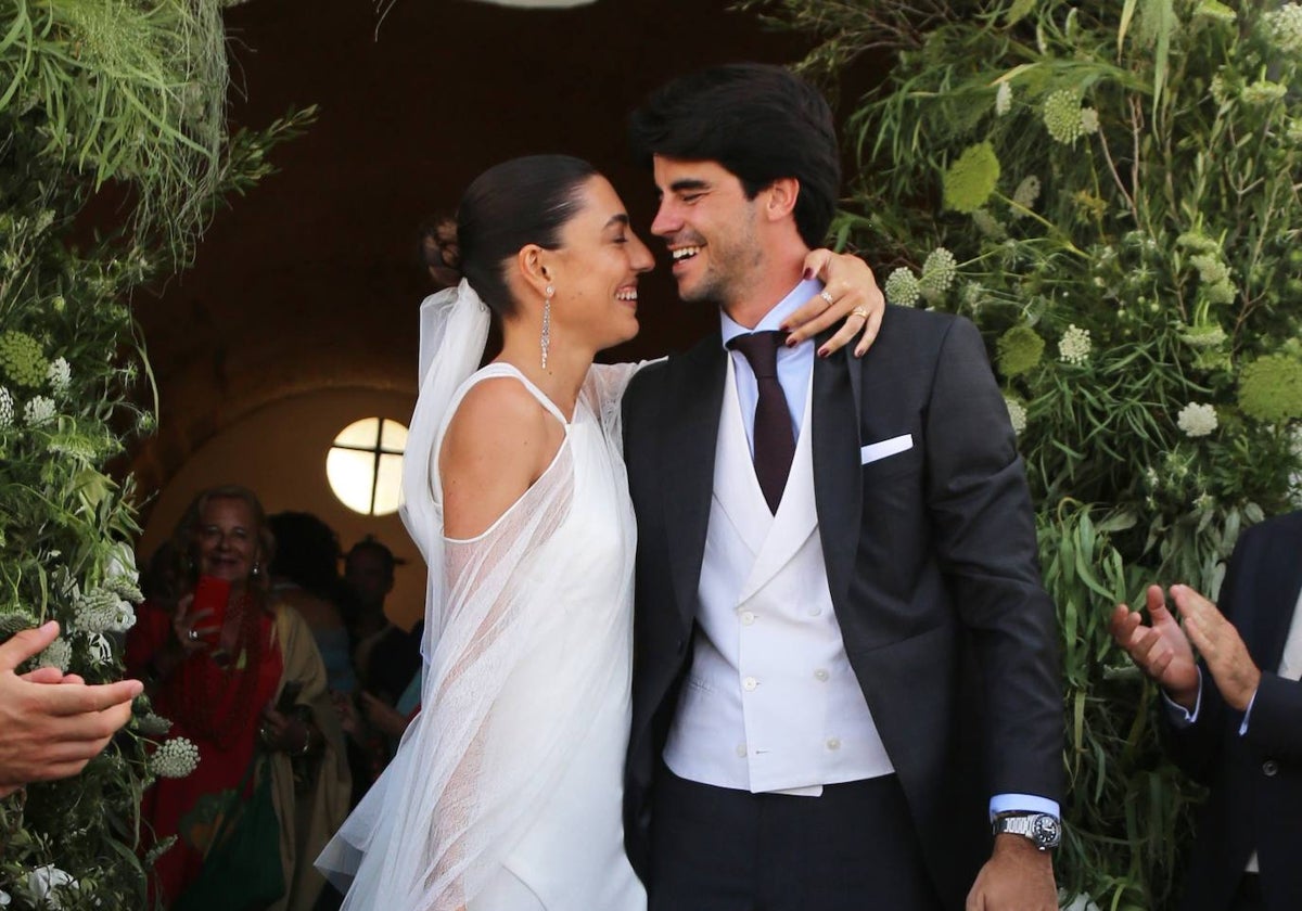 Claudia Ula y Vicente Benítez a la salida de la ceremonia