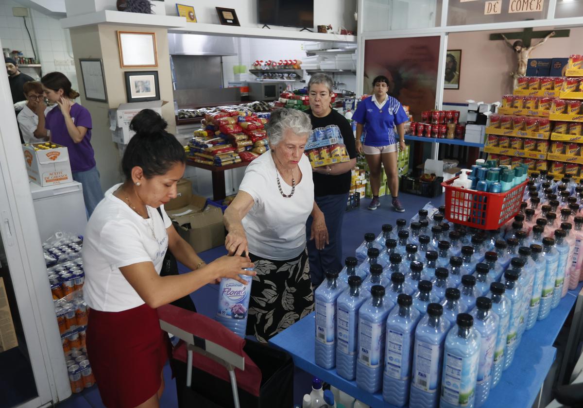 Entrega extraordinaria de lotes de productos de higiene y comida.