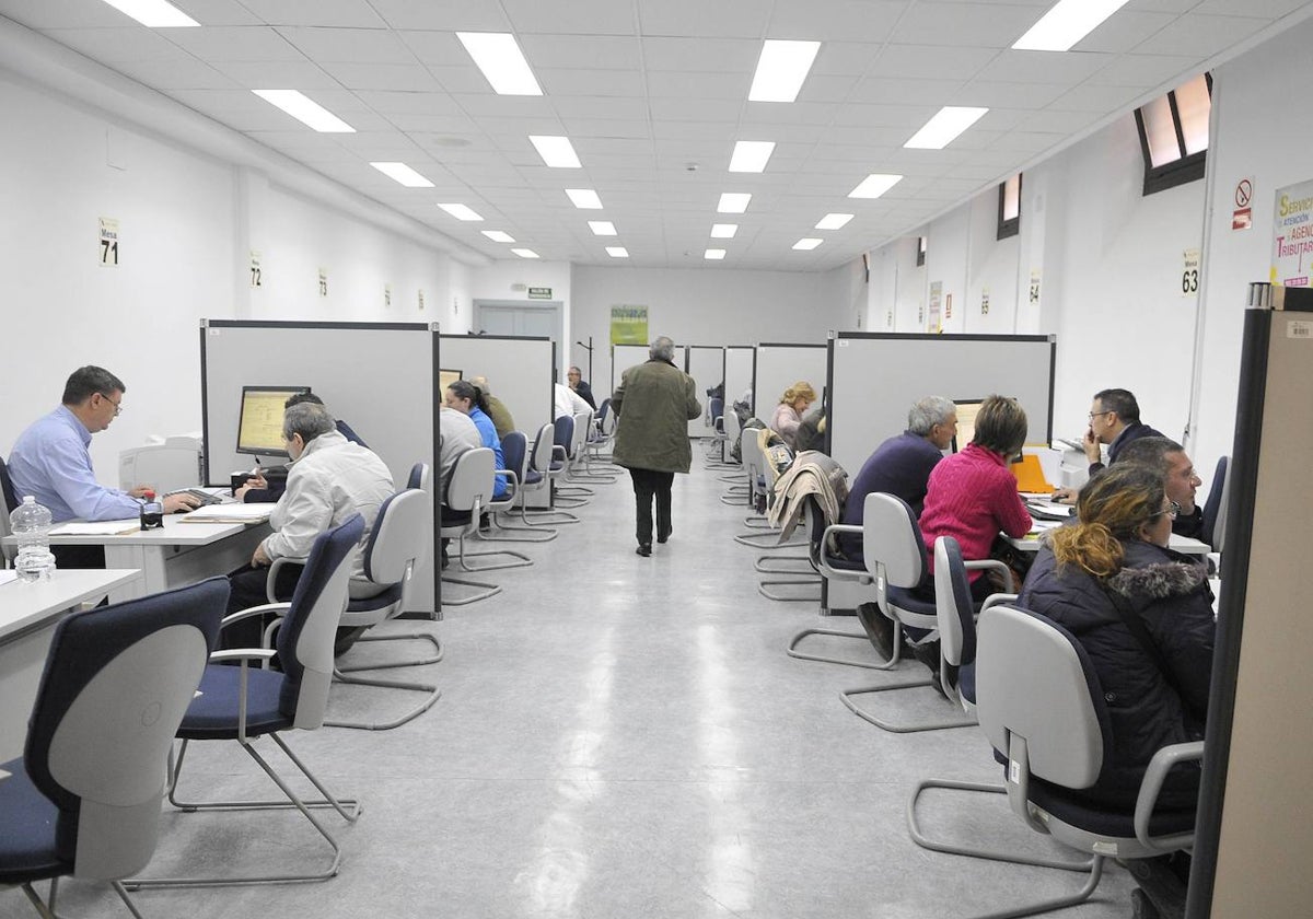 Empleados públicos ayudando a salmantinos a presentar la declaración de la Renta.