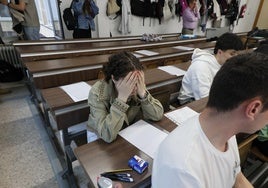 Una estudiante cierra los ojos frente al primer examen de la PAU.