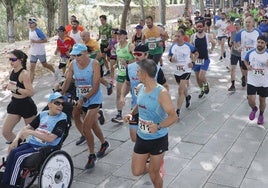 Los corredores toman la salida en la IV carrera de la Fundación Ariadna.