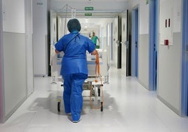 Una sanitaria por los pasillos del Complejo Hospitalario.