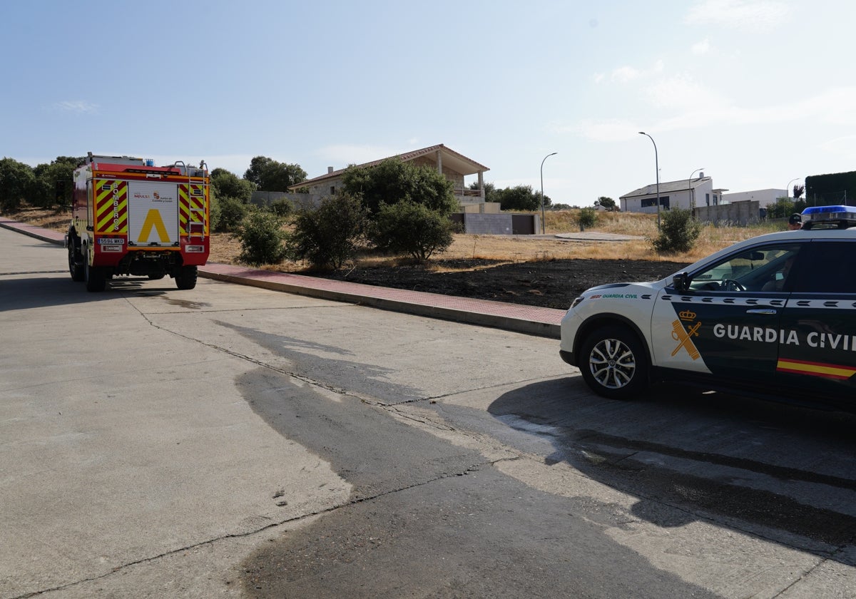 Los Bomberos de la Diputación y una dotación de la Guardia Civil junto al solar calcinado en Peñasolana.
