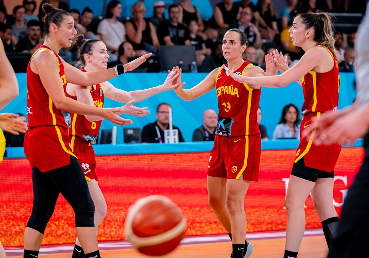 La perfumera Andrea Vilaró choca sus manos con Mariona Ortiz y Ayuso durante el choque ante Suecia.