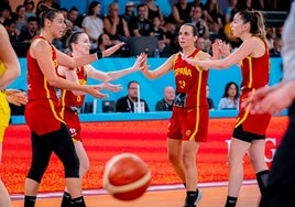 La perfumera Andrea Vilaró choca sus manos con Mariona Ortiz y Ayuso durante el choque ante Suecia.