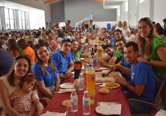 Un grupo durante la comida de hermandad.