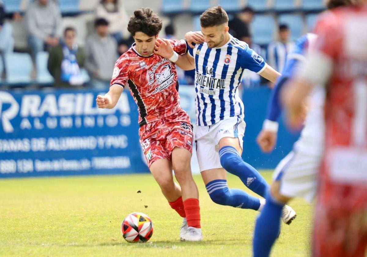 Alonso García protege el cuero en un partido de la pasada campaña.