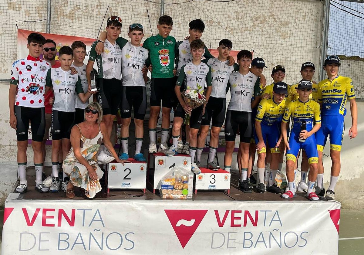 El equipo cadete de Promesal, en lo alto del podio, tras la prueba de la Copa de Castilla y León.