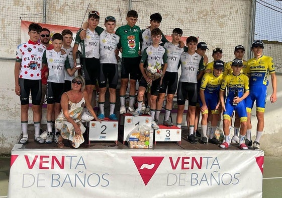 El equipo cadete de Promesal, en lo alto del podio, tras la prueba de la Copa de Castilla y León.
