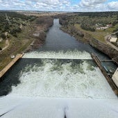 Imagen del embalse de Santa Teresa con cuatro de sus cinco compuertas abiertas.