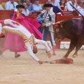 Momento del percance con el toro de Núñez del Cuvillo.