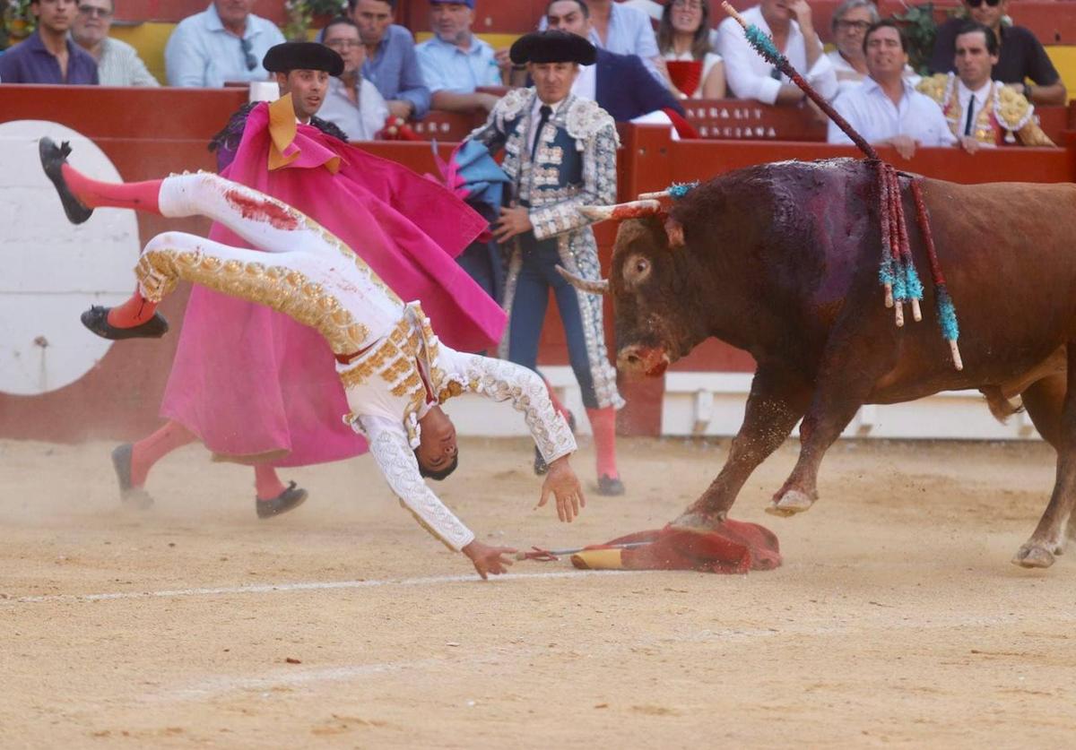 Momento del percance con el toro de Núñez del Cuvillo.
