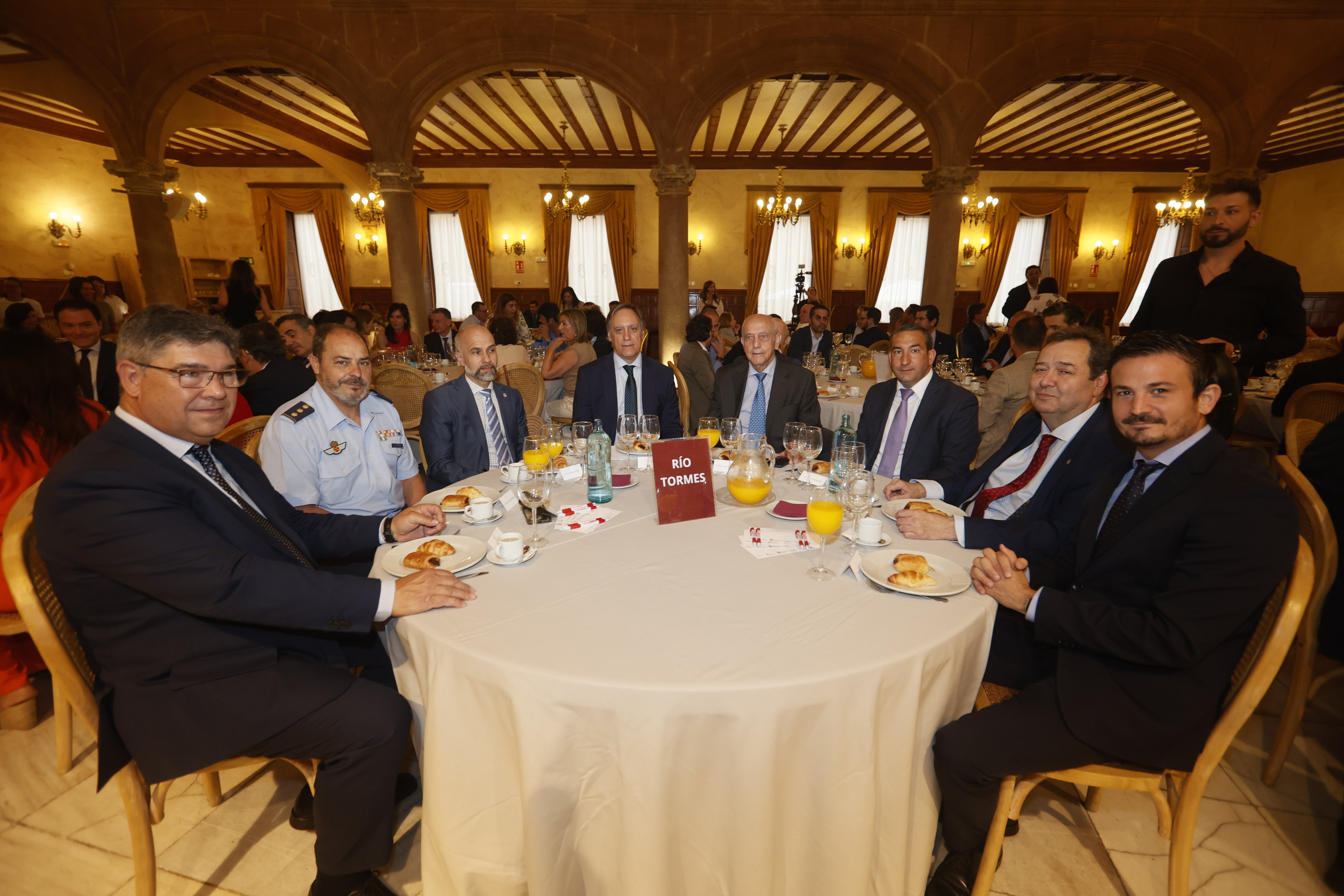 Paulino Benito Conde (presidente de CEOE-CEPYME), Emilio García Herrera (subdelegado de Defensa), Javier González Benito (vicerrector de Economía de la Universidad de Salamanca), Carlos García Carbayo (alcalde de Salamanca), Pedro Díaz Mesonero (presidente de GRUPOSA), Eloy Ruiz Marcos (delegado territorial de la Junta de Castilla y León en Salamanca), Benjamín Crespo Andrés (presidente de la Cámara de Comercio) y Antonio Rollán Segurado (presidente de la Confederación de Empresarios de Salamanca).