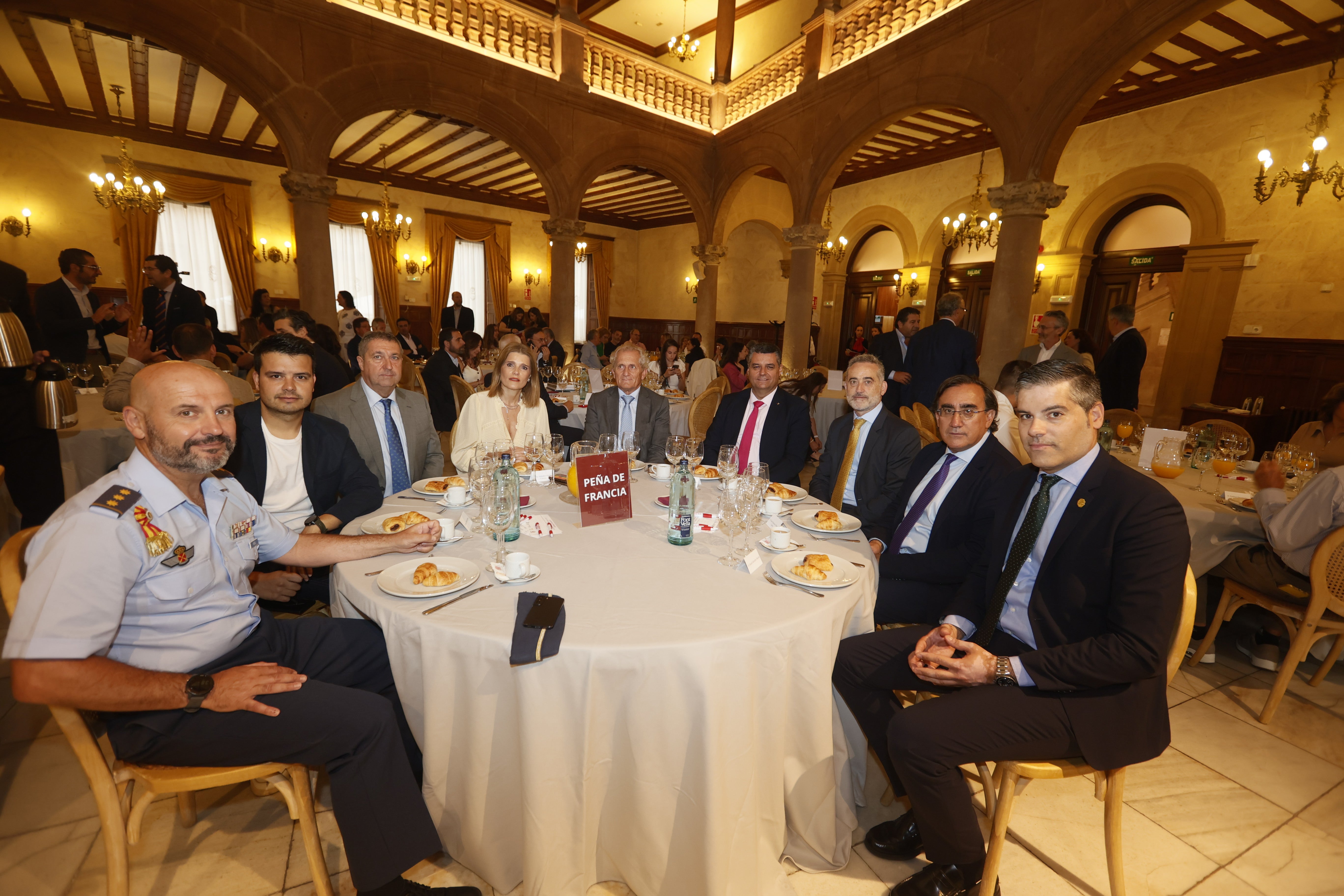 Francisco Javier Mendi Pompa (coronel jefe de la Base Aérea de Matacán), Luis Alberto Pastor (director de operaciones en IME Business School), Pedro García García (gerente de la Universidad de Salamanca), Almudena Parres Cabrera (concejal de deportes del Ayuntamiento de Salamanca ), Jaime González Lucas (director general de LA GACETA), José Ignacio Juez Marín (director general de Caja Rural de Salamanca), Fernando Díaz Torres (secretario territorial de la Junta de Castilla y León), José Francisco Diego Calvo (director territorial del Icecyl) y Daniel Salvador Macías (gerente de la Universidad Pontificia de Salamanca).