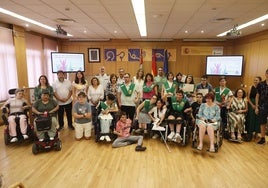 Foto de familia de los graduados del CRMF con compañeros, profesores y autoridades