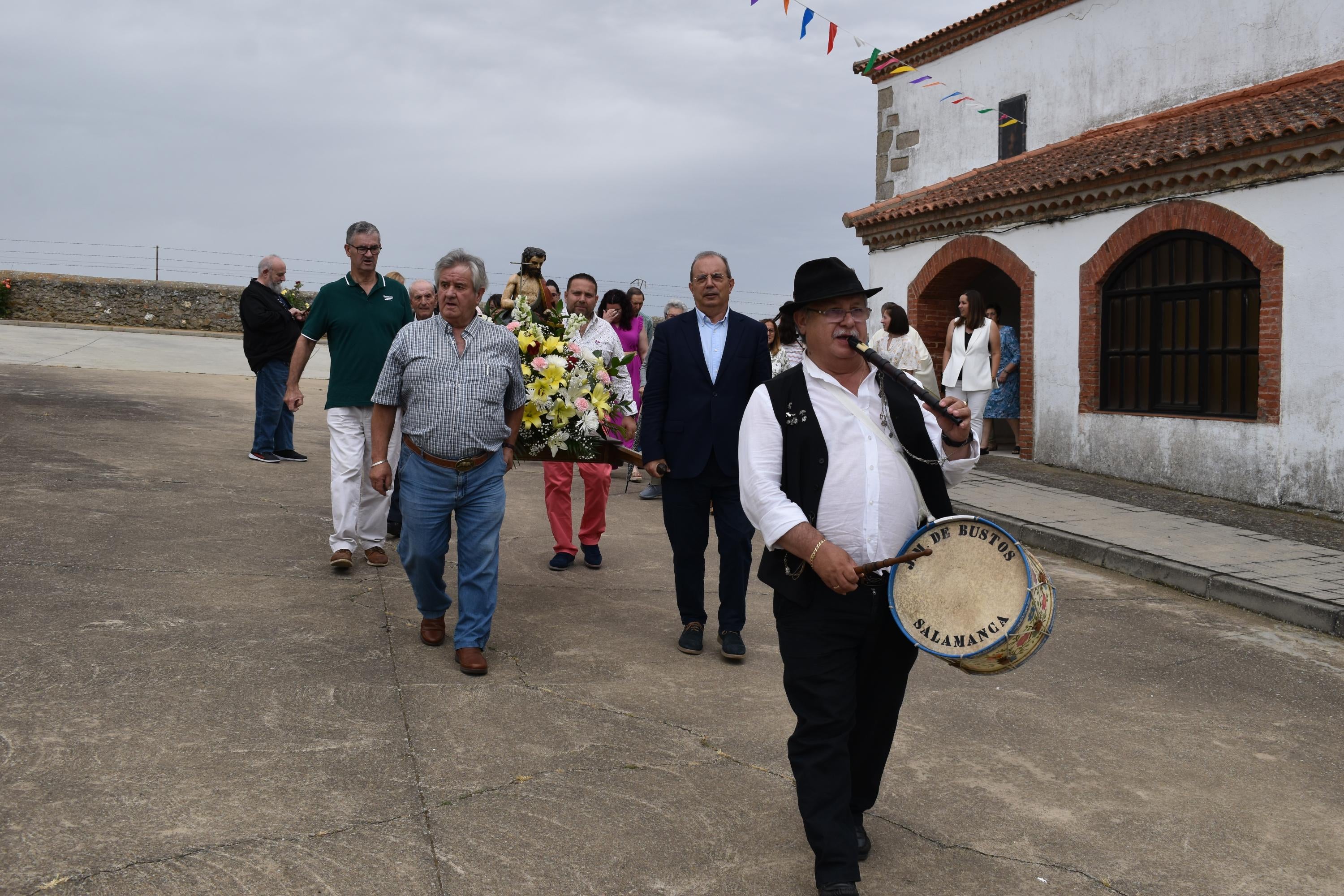 Tradición en el día grande por San Juan en Vecinos