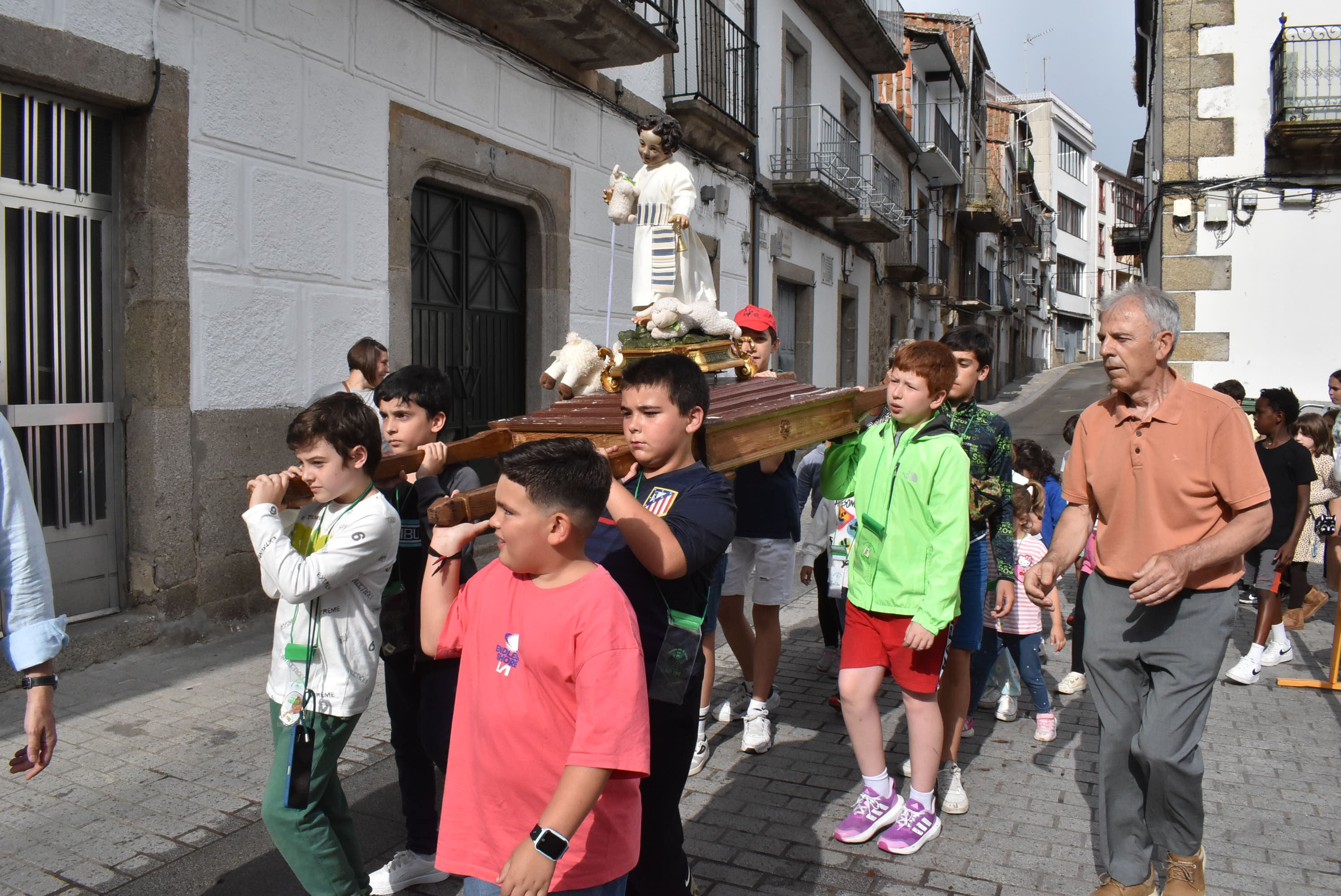 Béjar reta al mal tiempo y revive la tradición de los Arcos de San Juanito