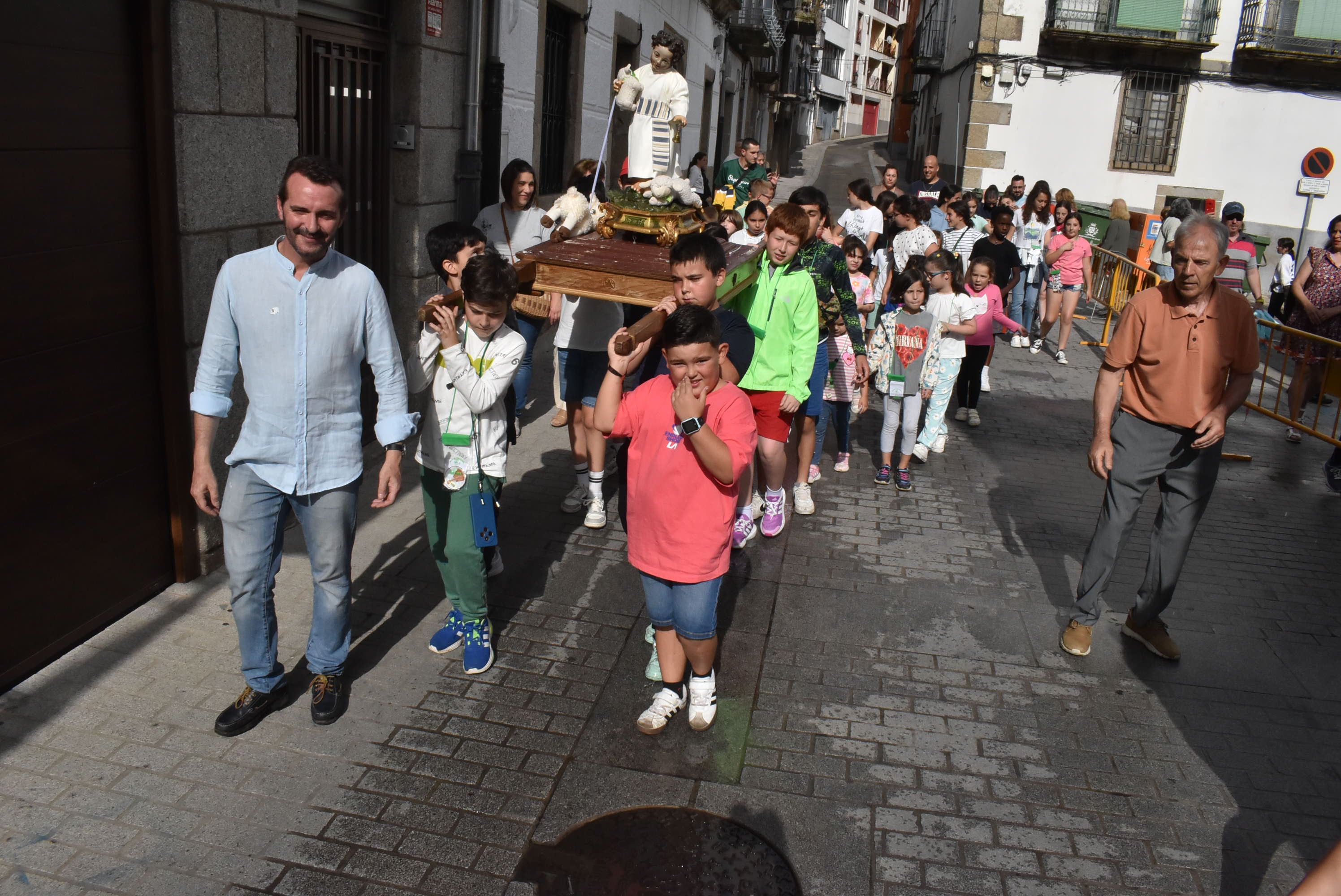 Béjar reta al mal tiempo y revive la tradición de los Arcos de San Juanito