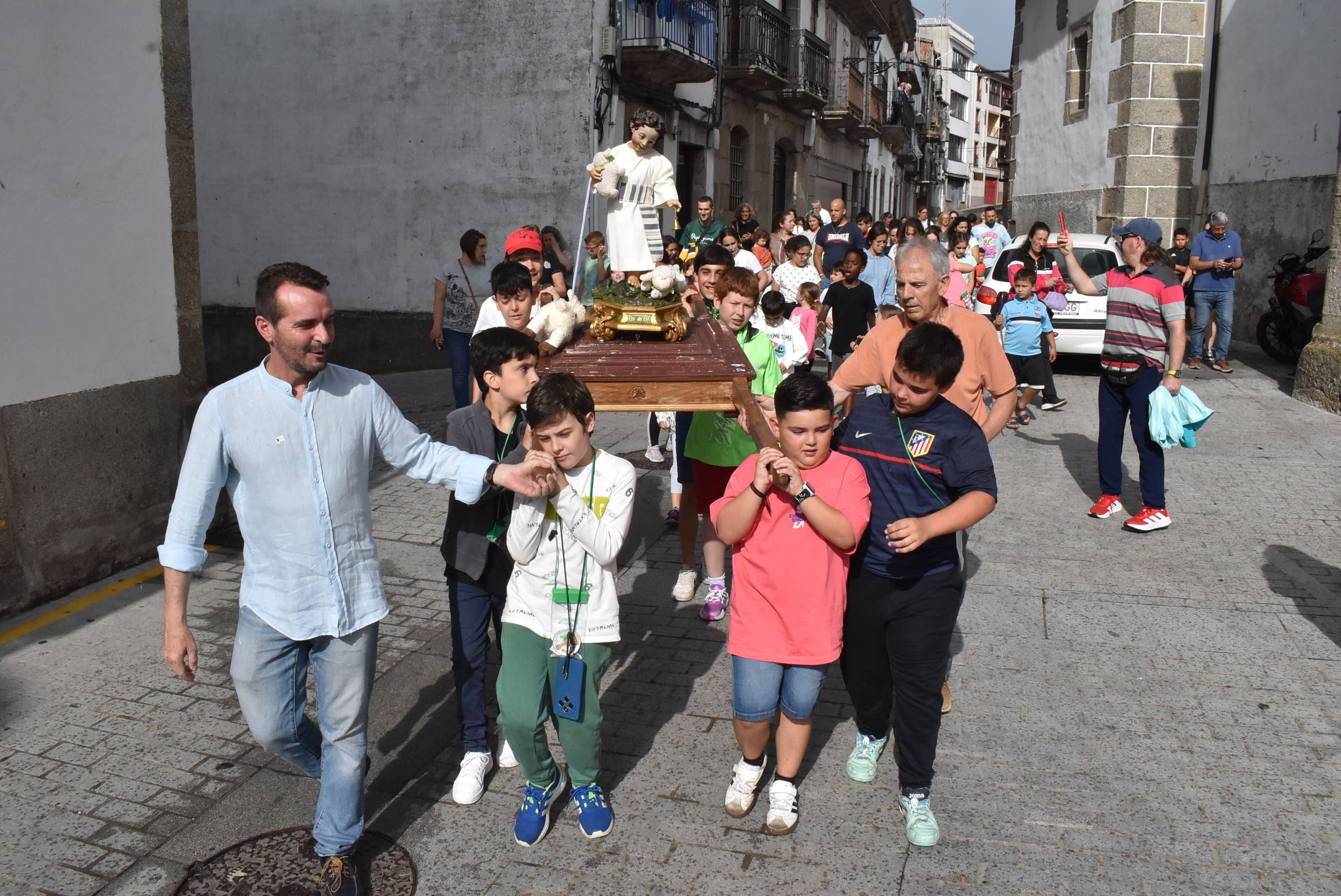 Béjar reta al mal tiempo y revive la tradición de los Arcos de San Juanito