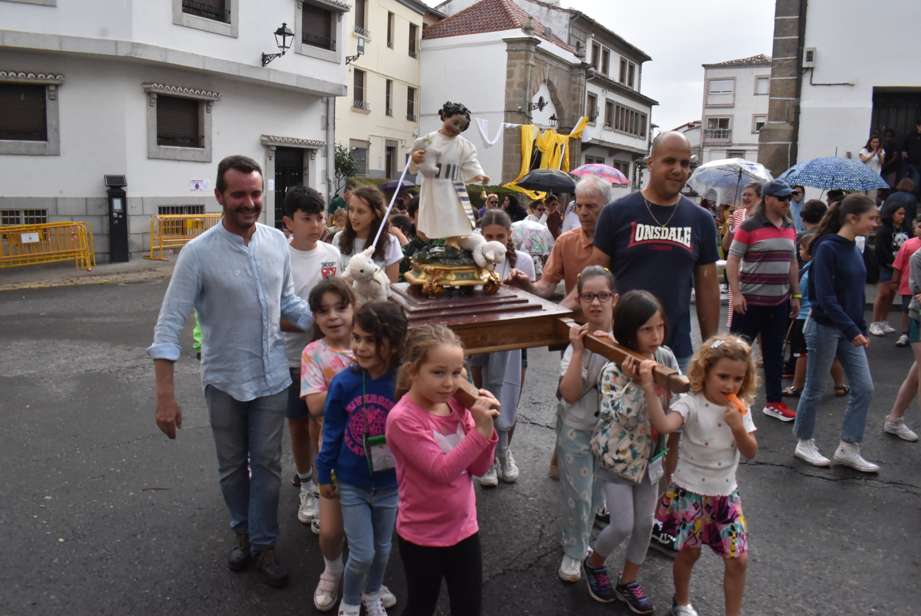 Béjar reta al mal tiempo y revive la tradición de los Arcos de San Juanito