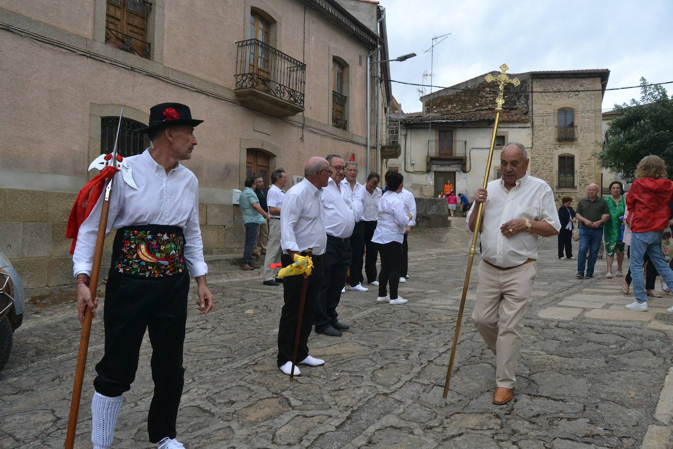 Hinojosa “echa” la bandera a pesar del viento y la lluvia