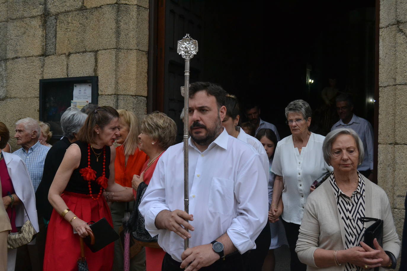 Hinojosa “echa” la bandera a pesar del viento y la lluvia