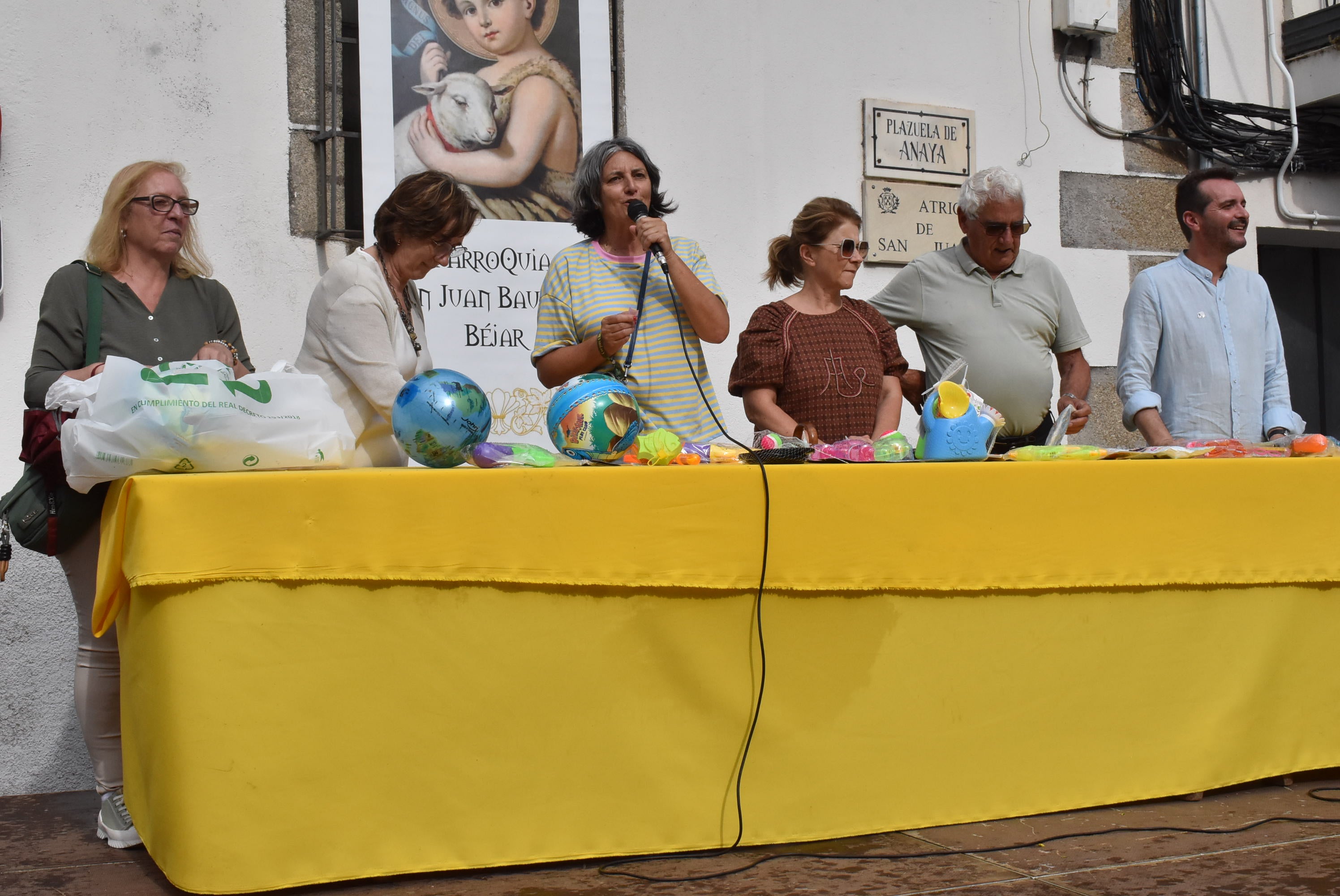 Béjar reta al mal tiempo y revive la tradición de los Arcos de San Juanito