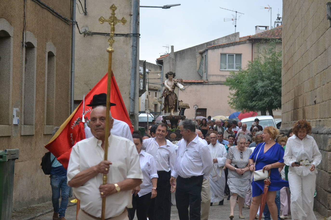 Hinojosa “echa” la bandera a pesar del viento y la lluvia