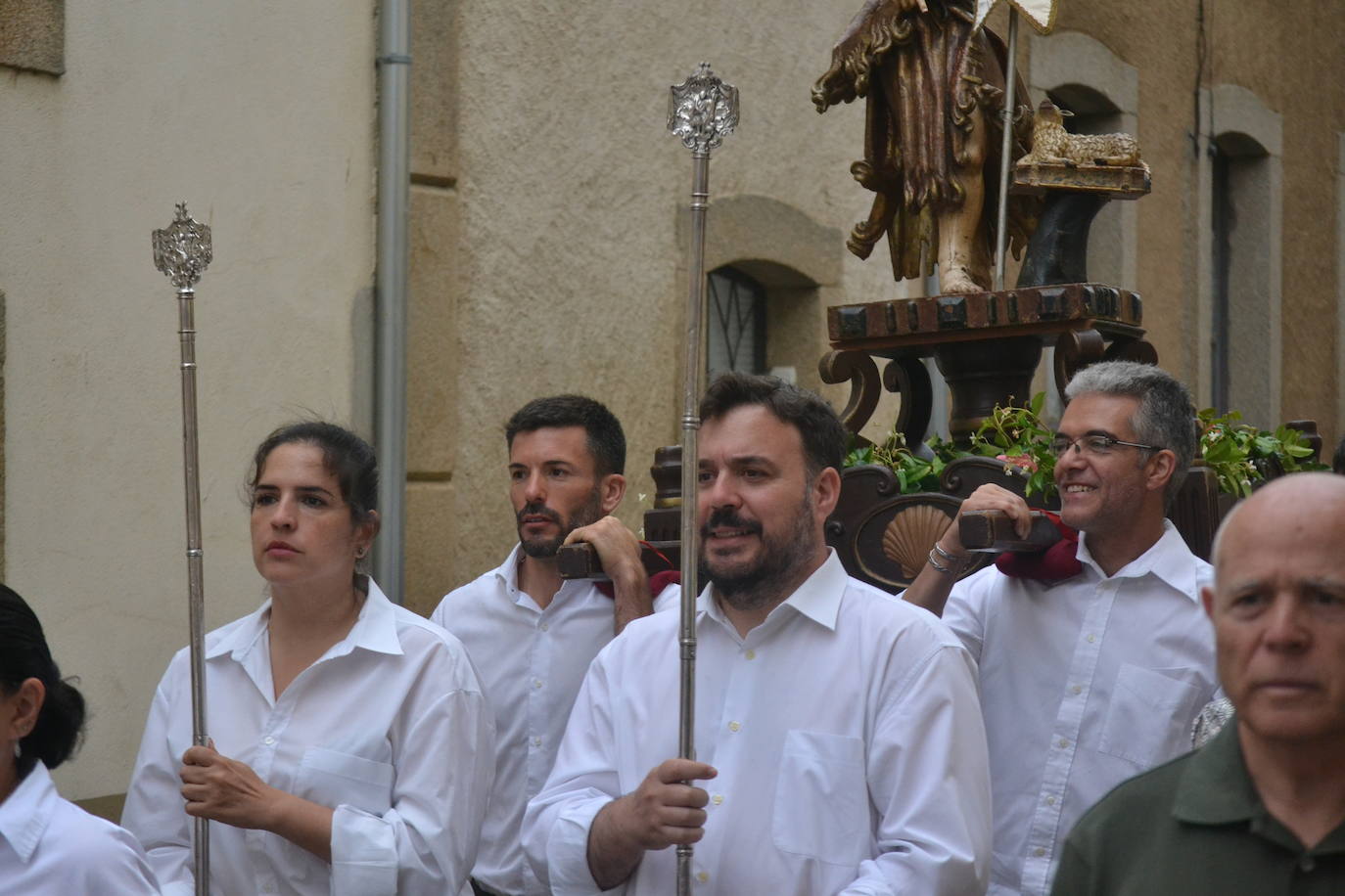Hinojosa “echa” la bandera a pesar del viento y la lluvia