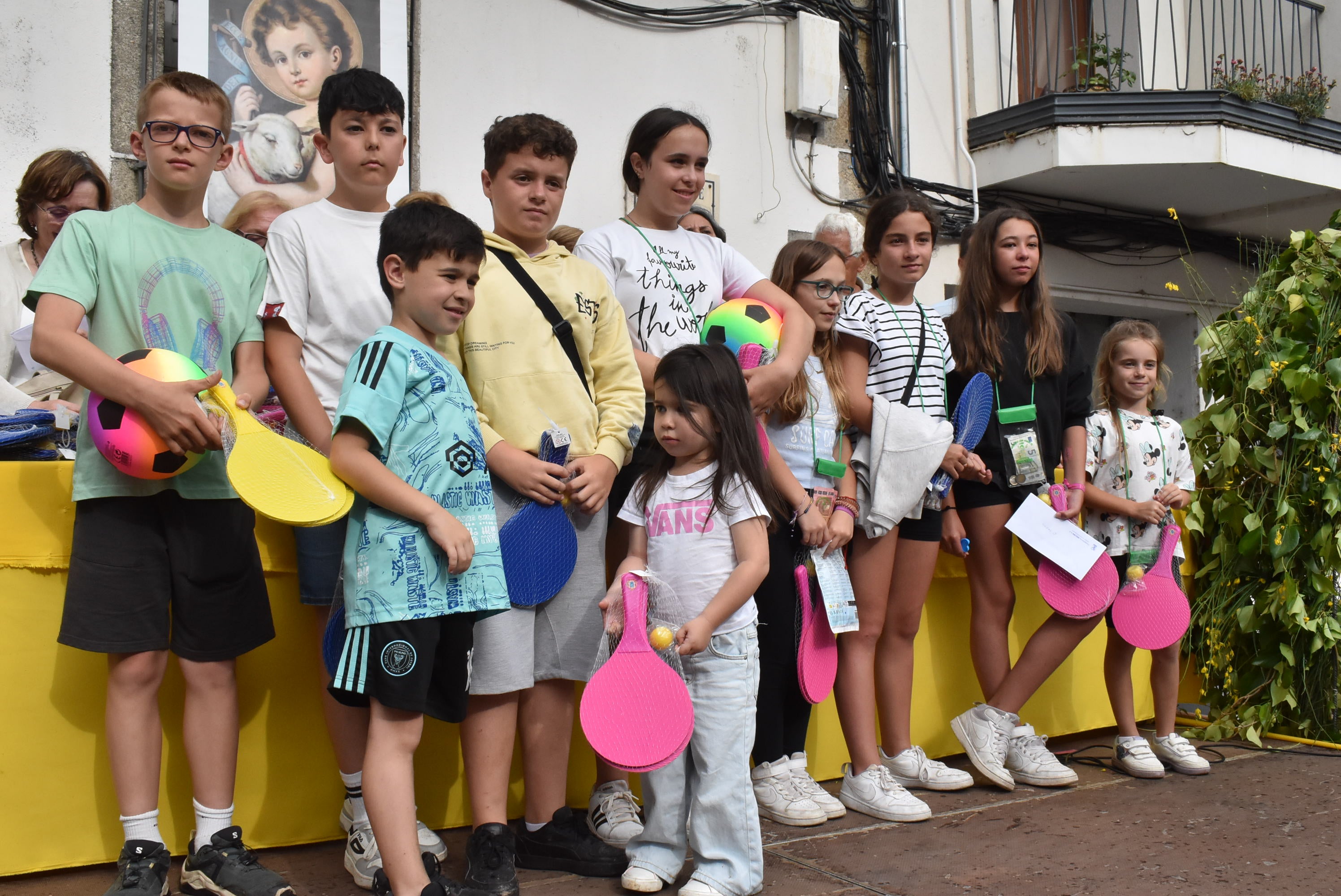 Béjar reta al mal tiempo y revive la tradición de los Arcos de San Juanito