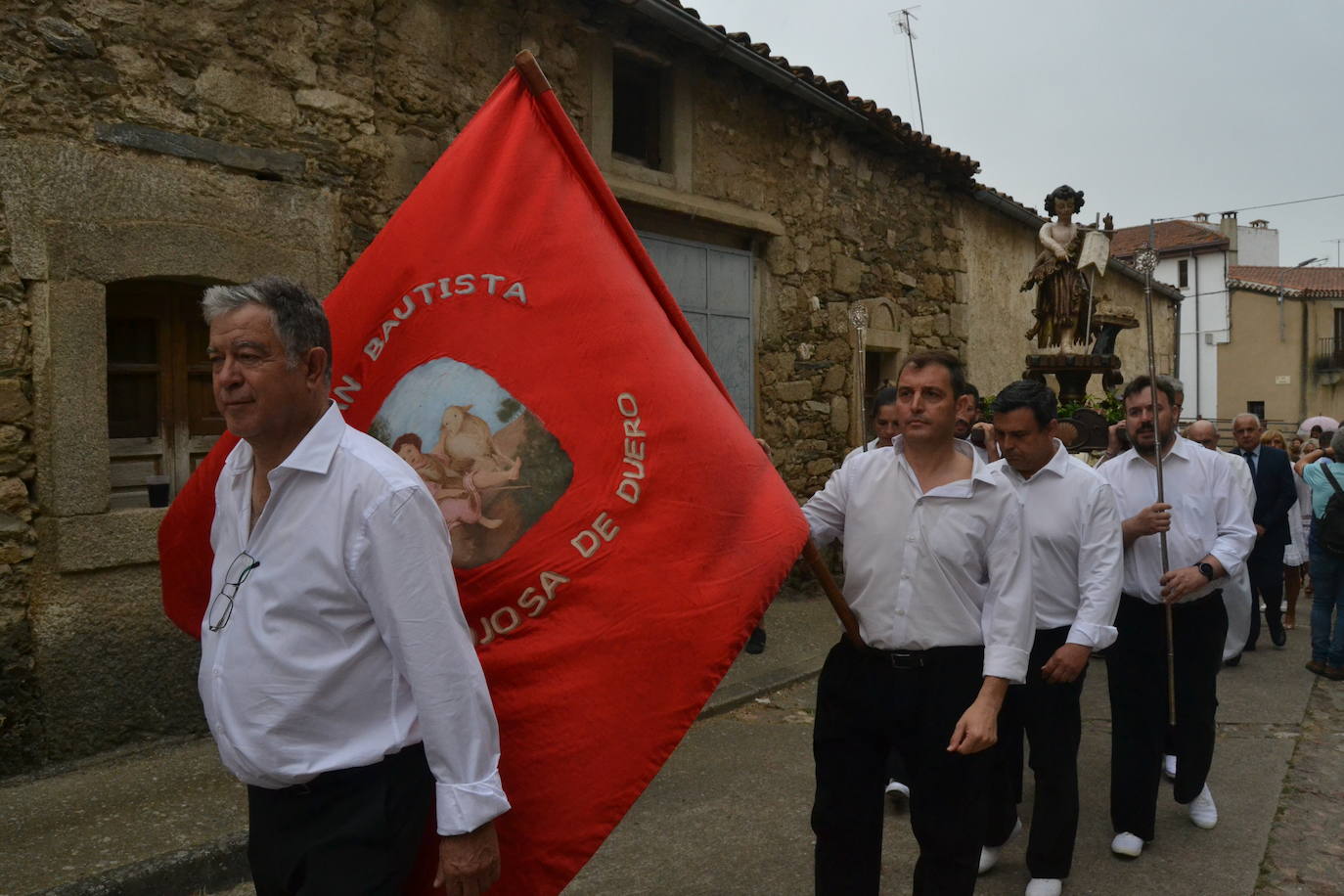 Hinojosa “echa” la bandera a pesar del viento y la lluvia
