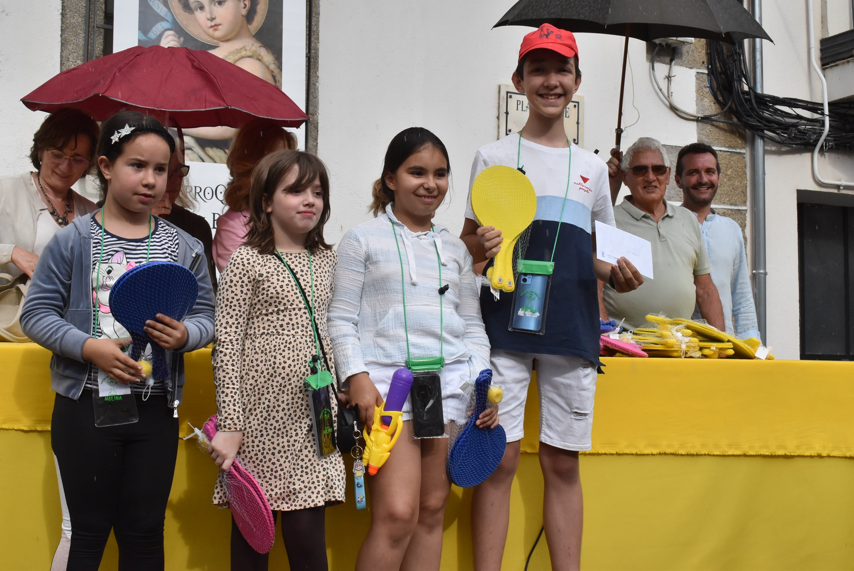 Béjar reta al mal tiempo y revive la tradición de los Arcos de San Juanito