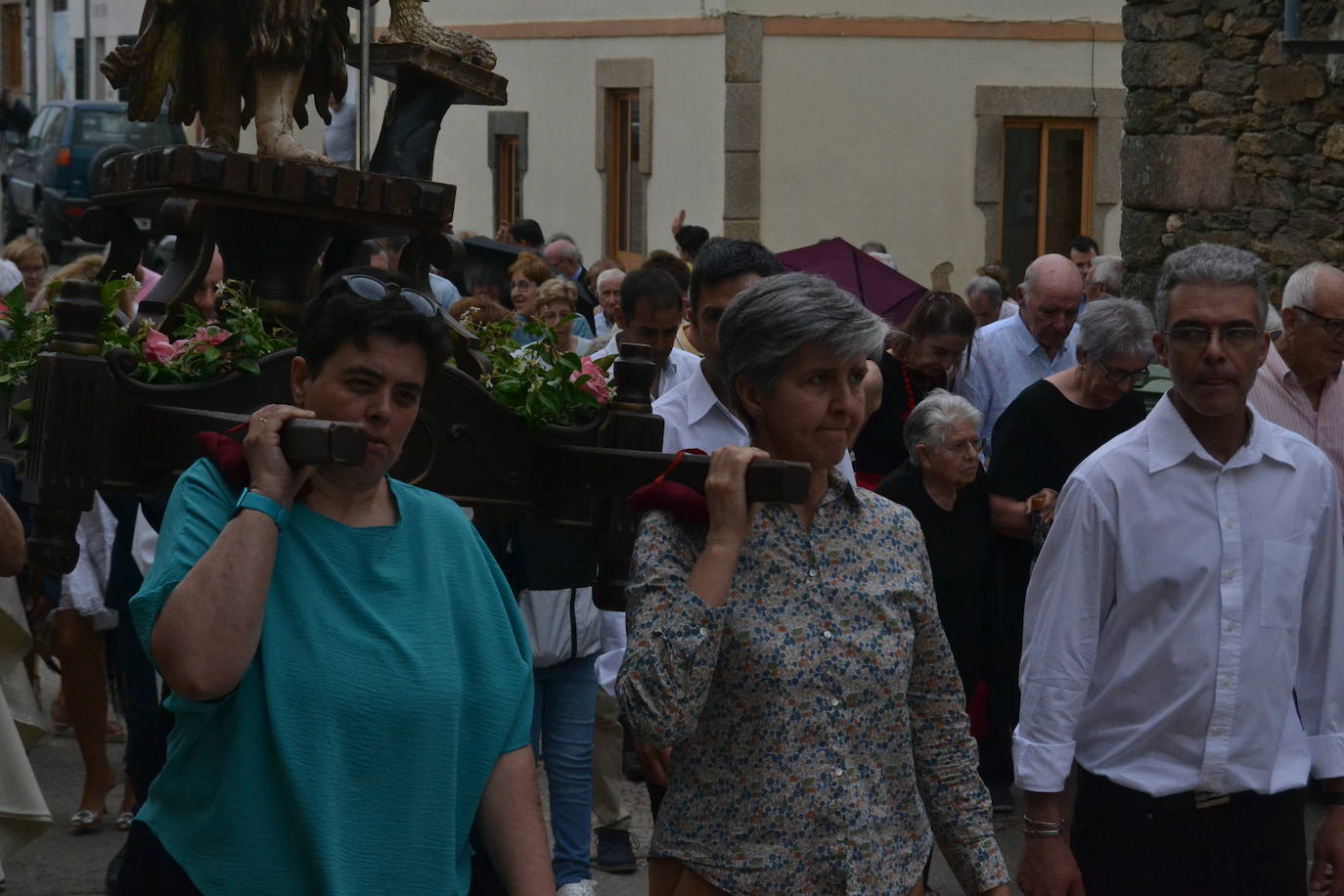 Hinojosa “echa” la bandera a pesar del viento y la lluvia