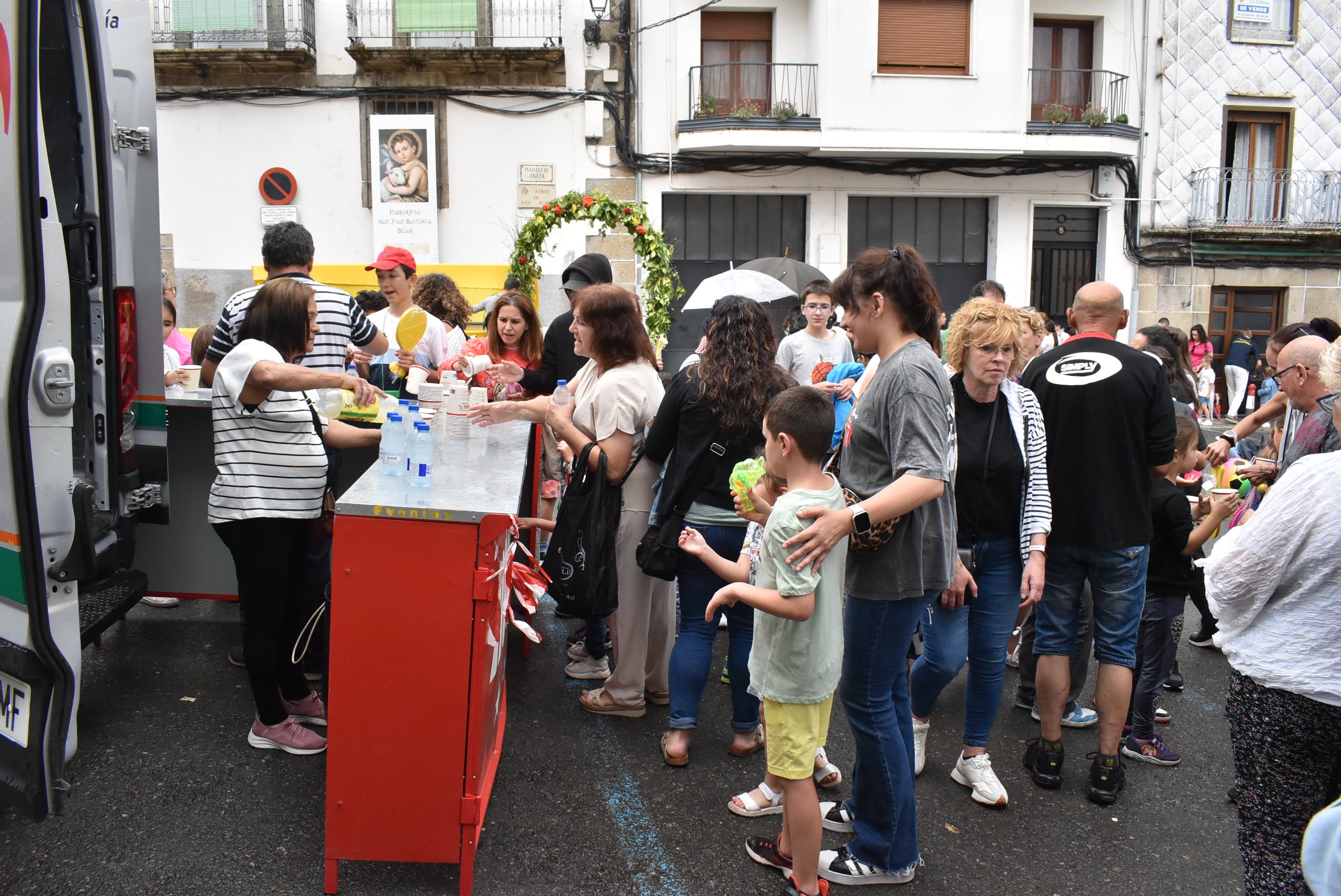 Béjar reta al mal tiempo y revive la tradición de los Arcos de San Juanito