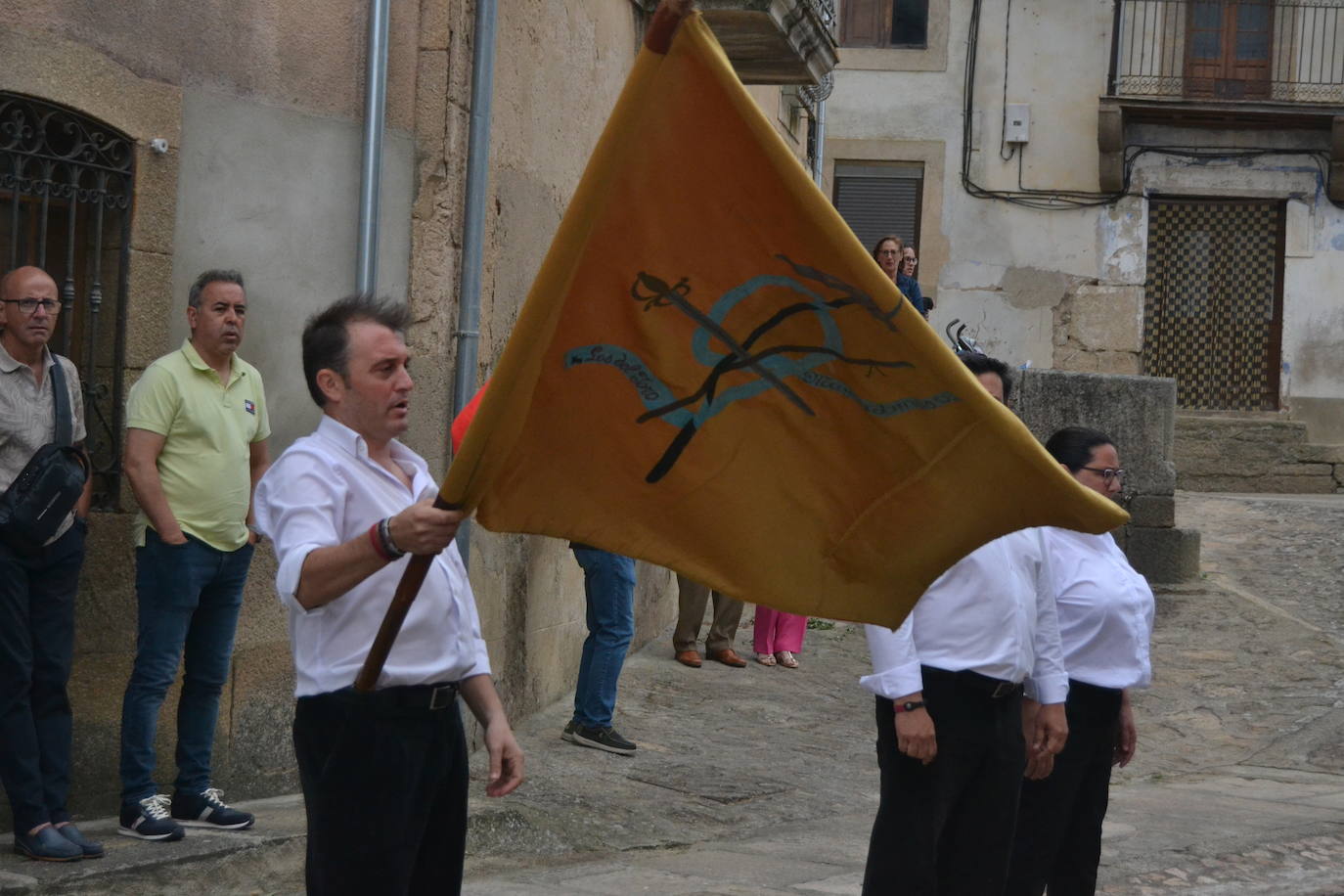 Hinojosa “echa” la bandera a pesar del viento y la lluvia
