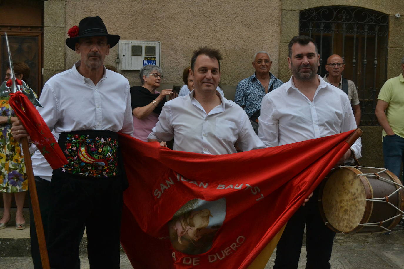 Hinojosa “echa” la bandera a pesar del viento y la lluvia