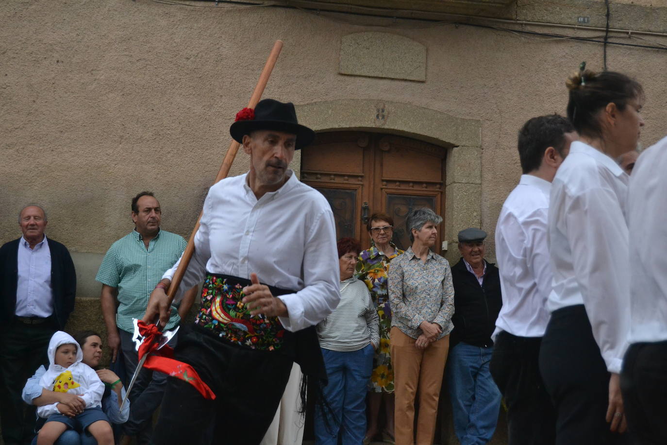 Hinojosa “echa” la bandera a pesar del viento y la lluvia