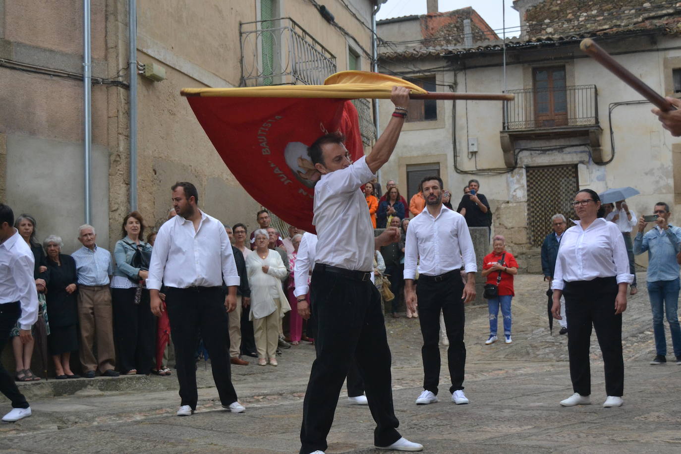 Hinojosa “echa” la bandera a pesar del viento y la lluvia