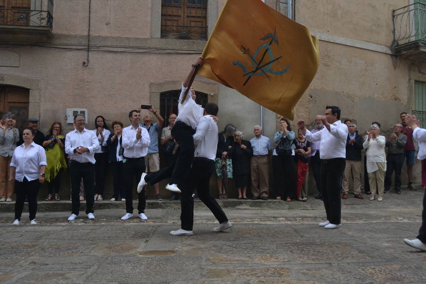 Hinojosa “echa” la bandera a pesar del viento y la lluvia