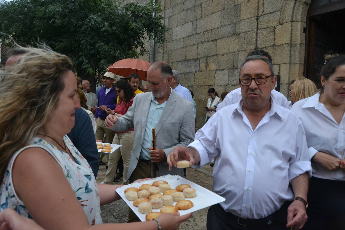 Hinojosa “echa” la bandera a pesar del viento y la lluvia