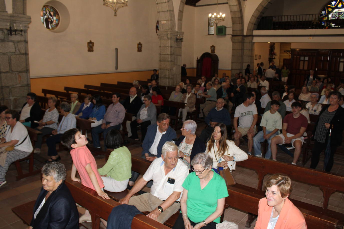 La Virgen de Valparaíso se queda en la iglesia de Santibáñez de Béjar por la lluvia