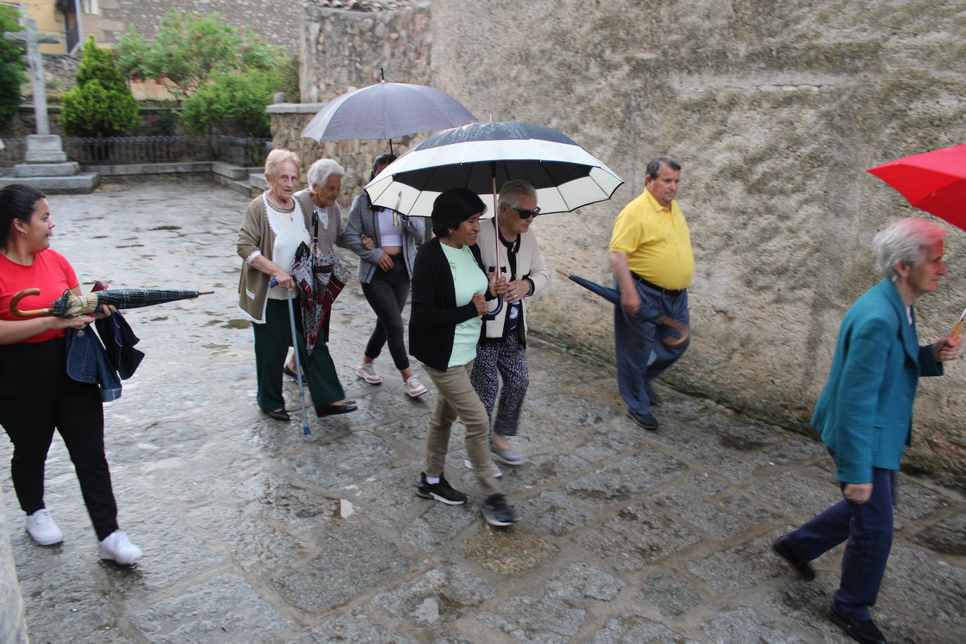 La Virgen de Valparaíso se queda en la iglesia de Santibáñez de Béjar por la lluvia
