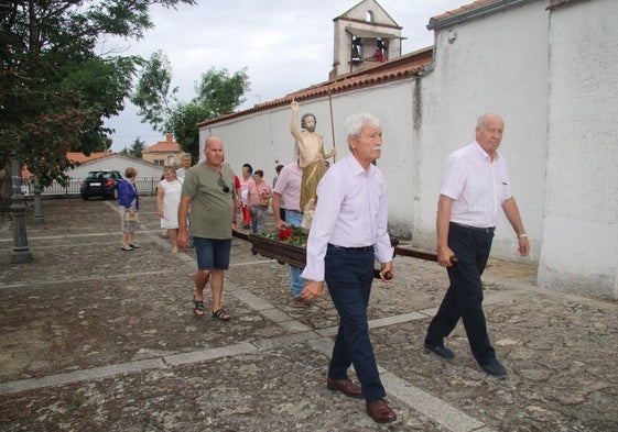 La salida de la imagen de San Juan en la procesión de Monterrubio de la Sierra