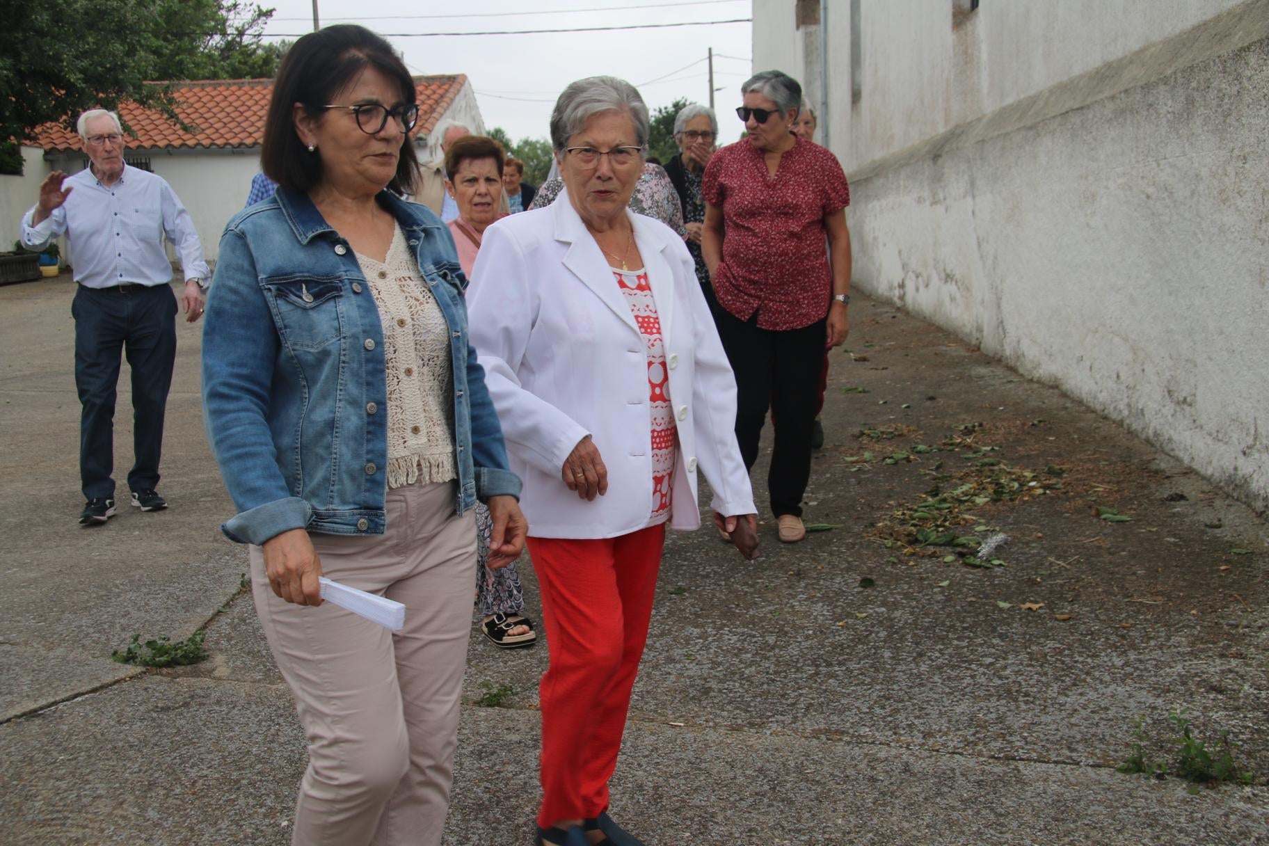 Unidos en torno al patrón mirando al cielo en Monterrubio de la Sierra