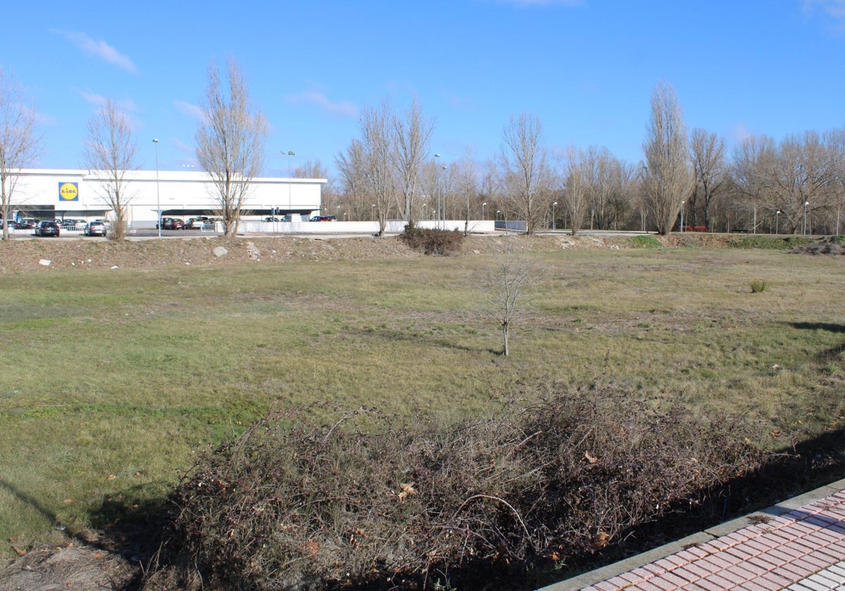 La parcela municipal en la que se levantará el nuevo bloque de viviendas sociales de Santa Marta de Tormes.
