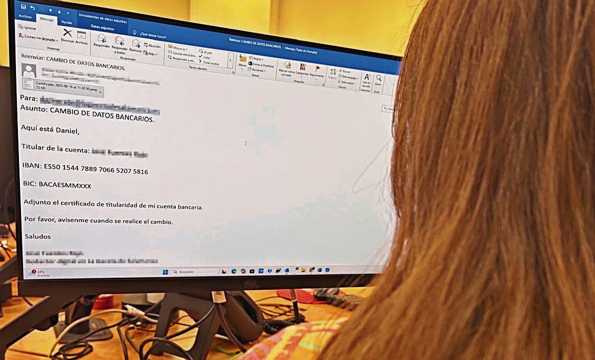 Una persona mira un correo que suplanta la identidad de un empleado para un cambio de nómina.