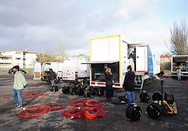 Operarios instalando la sala VAR para el choque de Copa del Rey del pasado curso en el Reina Sofía